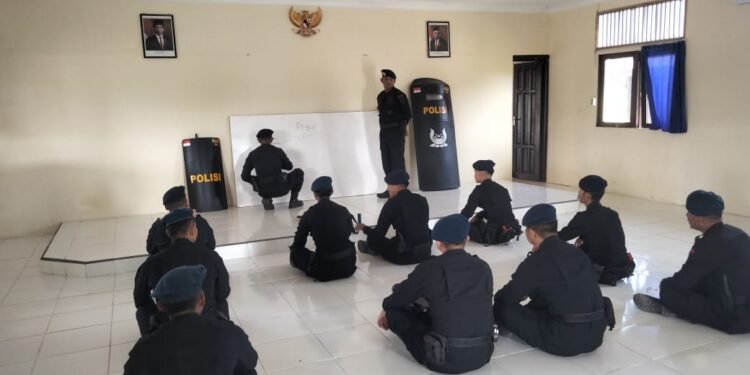Brimob Kalbar Siap Menghadapi Perkembangan Situasi Kamtibmas Dengan Latihan PHH