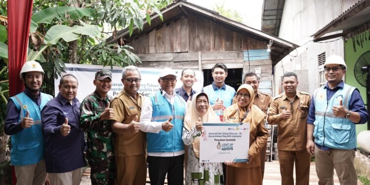 Lewat Program Light Up The Dream, Aminah Nikmati Bantuan Listrik Gratis dari Karyawan PLN
