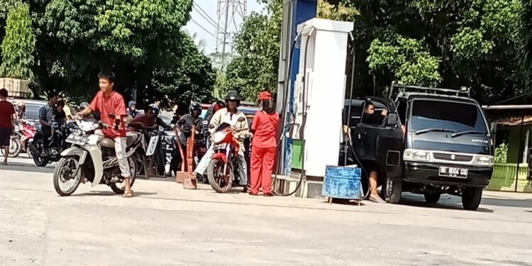 Sulitnya Masyarakat Mendapatkan BBM Jenis Pertalite di SPBU 24.345.23. Negeri Baru Dugaan Warga Petugasnya Ada Main Dengan Pengetap.