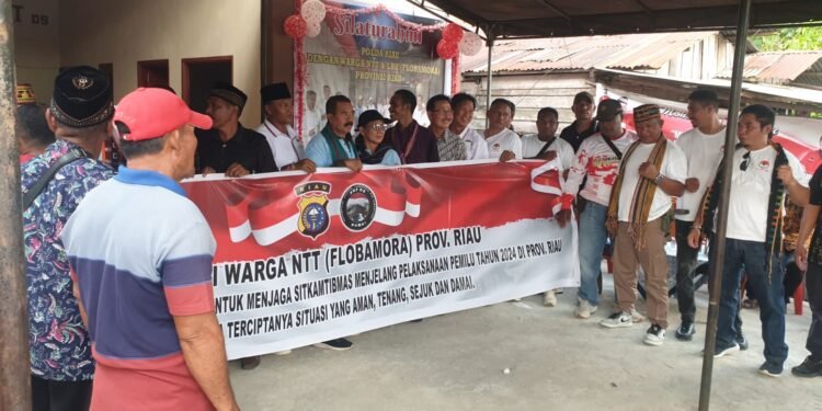 Polda Riau Berbagi Sembako di Kota Dumai