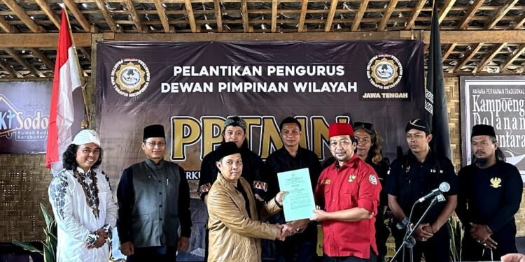 Ketua Umum PPTMN Setiawan atau yang Akrab di Panggil Bang Away, Lantik Pengurus Wilayah Jawa Tengah PPTMN periode 2023-2028 di Pendopo Anglung Nusantara