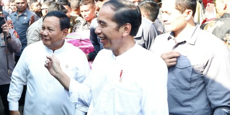 Menhan Prabowo Dampingi Presiden Jokowi Blusukan di Pasar Grogolan, Pekalongan