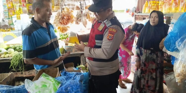 Personil Polsek Meureubo Polres Aceh Barat Lakukan Pengecekan harga Sembako di Pasar Tradisional
