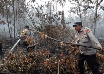 Polsek Tambang Ikuti Giat Pendinginan Bekas Kebakaran Lahan di Wilkumnya.