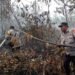 Polsek Tambang Ikuti Giat Pendinginan Bekas Kebakaran Lahan di Wilkumnya.