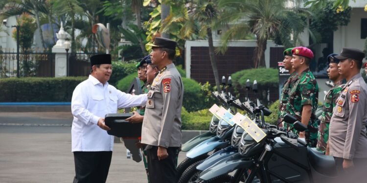 Menhan Prabowo Serahkan 100 Unit Rantis E-Tactical Sergap Produk Dalam Negeri Kepada TNI dan Polri