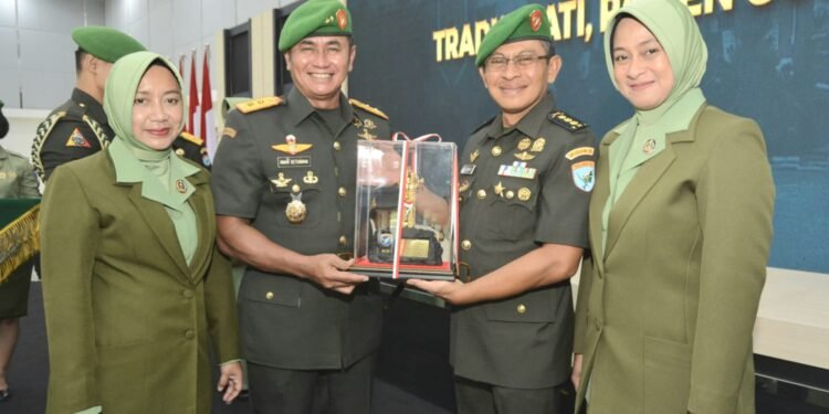 Pangdam XII/Tpr Pimpin Sertijab Danrem 121/Abw dan Asintel Kasdam