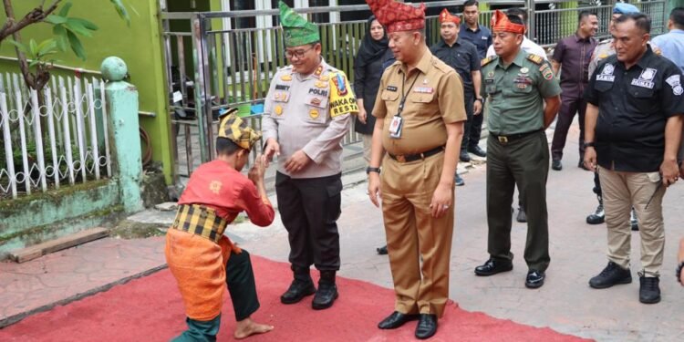 Mewakili Kapolresta, AKBP Hengki Purwanto Selaku Wakapolresta Pekanbaru Resmikan Kelurahan Kampung Dalam Menjadi Kampung Bebas Narkoba