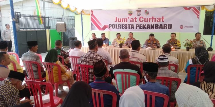 ‘Jum’at Curhat’ Polresta Pekanbaru di Kelurahan Tanah Datar Guna Memperkuat Hubungan dengan Masyarakat 