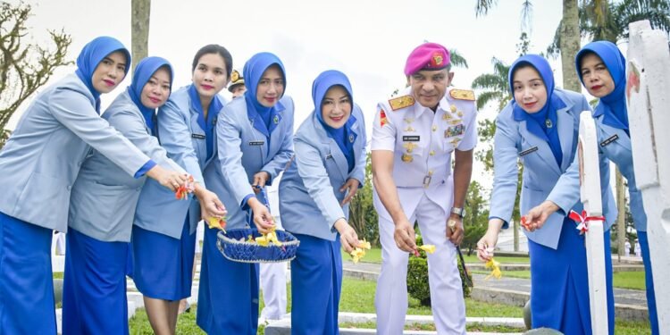 Peringati HUT Ke-78 TNI AL, Danlantamal IX Ziarah Ambondan Tabur Bunga di Taman Makam Pahlawan Kapahaha Kota Ambon