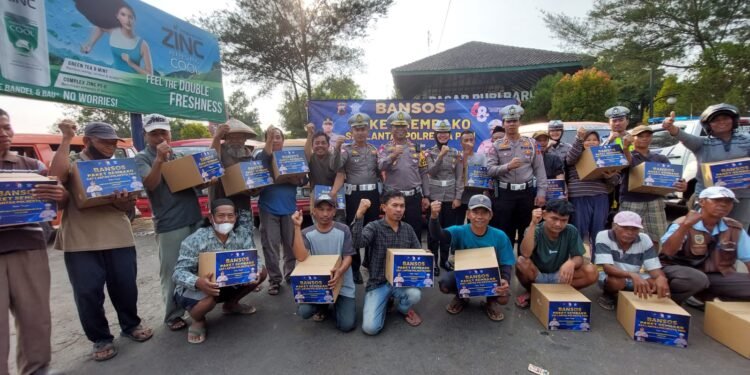 Aksi Nyata, Satlantas Polresta Pati Bagikan 300 Paket Sembako ke Warga