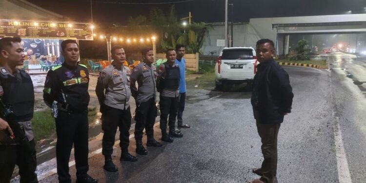 Antisipasi Balap Liar, Kapolsek Tambang Siagakan Personil di Playover Pintu Tol Sungai Pinang.
