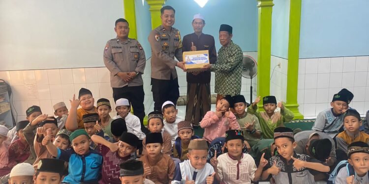 Di Jum’at Berkah, Kapolsek Nanga Tayap Sambangi Madrasyah Diniyah Al – Jihad Nanga Tayap