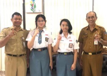Kepsek SMAN 1 Manado Apresiasi Dua Siswi SMAN 1 Manado Berprestasi, Lolos Lomba Tingkat Nasional Bahasa Inggris.
