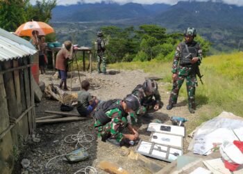 Merasa Bersaudara, Warga Pintu Jawa-Papua Mengadu ke Pos Satgas Mobile Raider 300