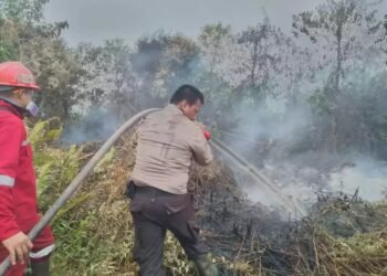 Team Karhutla Polsek Tambang Lakukan Pemadaman Kebakaran Lahan di Desa Rimbo Panjang Kecamatan Tambang 