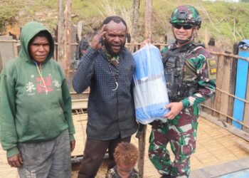 Panggul Papan Kayu Belasan Kilometer, Satgas Yonif 330 Bantu Bangun Honai Warga