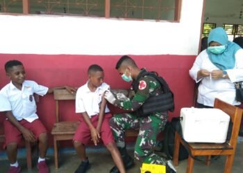Peduli Kesehatan dan Pendidikan Anak-anak Perbatasan Dengan Berikan Tenaga Didik dan sekaligus Suntik Imunisasi di SD Negeri Mosso Papua