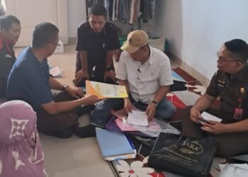 Tim Penyidik Kejati Sulsel Melakukan Penggeledahan Serentak Pada 2 Tempat Terkait Penyidikan Dugaan Mafia Tanah Pada Kegiatan Pembayaran Ganti Rugi Lahan Proyek Strategis Nasional Pembangunan Paselloreng di Kabupaten Wajo Tahun 2021