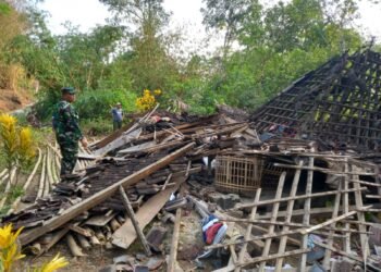 Babinsa Mendata Dan Membantu Bersihkan Puing Bangunan Yang Roboh