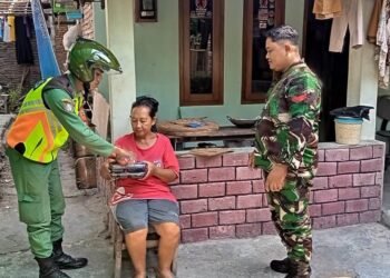 Peran Aktif Babinsa Joyotakan Dampingi Pembagian Gizi Untuk Lansia