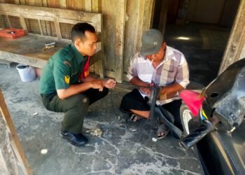 Humanis Dan Sopan, Babinsa Silaturahmi Dengan Tukang Tambal Ban di Wilayahnya
