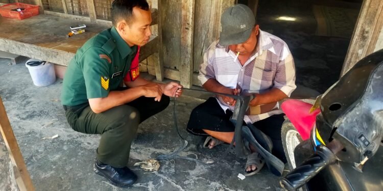 Humanis Dan Sopan, Babinsa Silaturahmi Dengan Tukang Tambal Ban di Wilayahnya