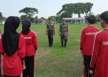 Memupuk Rasa Disiplin Babinsa Latih Baris Berbaris bagi Siswa MTS Negeri 1 Sragen