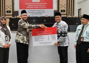 Anggota Komisi VIII DPR RI Serahkan Bantuan Dari Kemensos Ke Pemkab Lotim