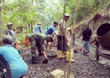 Dukung Pembangunan Wilayah Binaan, Babinsa Bersama Warga Gotong Royong Pengecoran Jalan