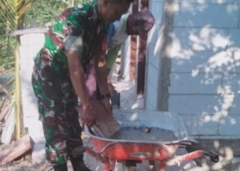 Tanamkan Jiwa Gotong Royong Babinsa Luangkan Waktu Bantu Warga Bangun Rumah