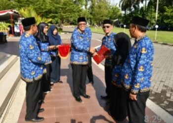 Pj Bupati Serahkan Satya Lencana Dari Presiden Ke Tiga ASN Lotim