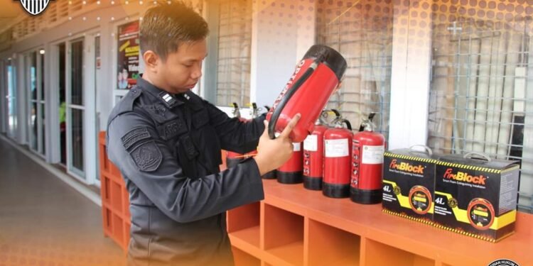 Langkah Preventif Antisipasi Kebakaran, Petugas Lapas Pekanbaru Lakukan Perawatan Rutin Apar