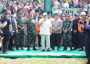 Menhan Prabowo Beri Santunan Kepada Korban Erupsi Gunung Marapi di Kabupaten Agam, Sumbar