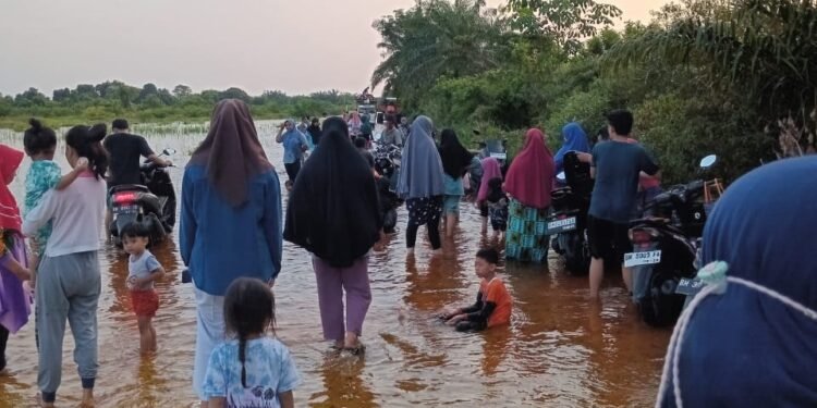 Objek Wisata Banjir Desa Pangkalan Baru Siak Hulu Mulai Ramai Dikunjungi Warga