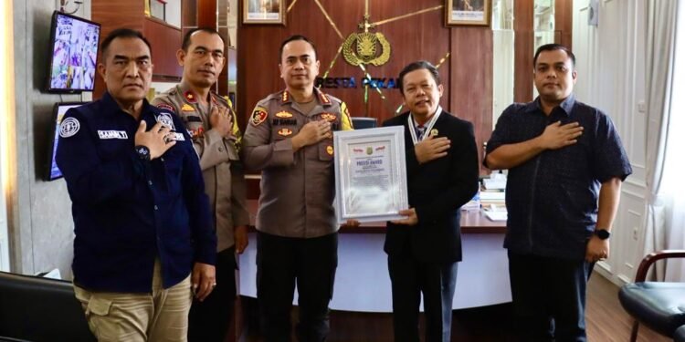 Kapolresta Pekanbaru Terima Penghargaan Bergengsi dari LEMKAPI
