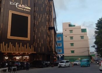 Diduga Lemahnya Pengawasan Intansi Terkait, “D’FASHION’ Toko Besar Tapi Lahan Parkir Memakan Badan Jalan