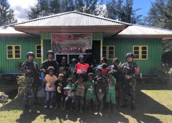Prima TNI : Satgas TNI 300 Siliwangi Beri Bantuan Alkitab Dan Perlengkapan Sekolah Untuk Warga Ilaga Papua