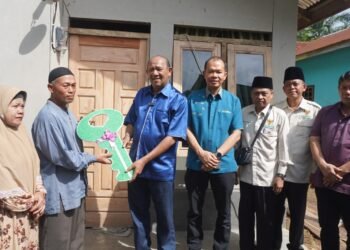 Plt Bupati Langkat Serahkan Kunci Bedah Rumah Baznas ke Warga Gebang