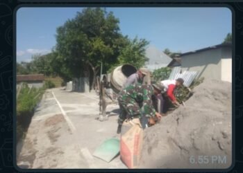 Selalu Ada Bersama Rakyat, Babinsa Bantu Renovasi Rumah Warga