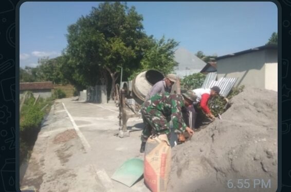 Selalu Ada Bersama Rakyat, Babinsa Bantu Renovasi Rumah Warga