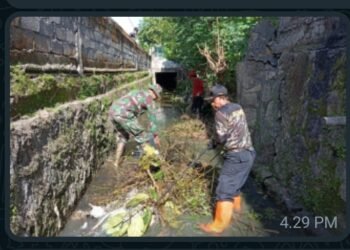 Gotong Royong Bersama Warga, Babinsa Bersihkan Saluran Air