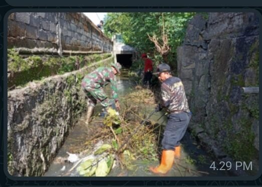 Gotong Royong Bersama Warga, Babinsa Bersihkan Saluran Air
