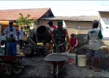 Babinsa Bersama Masyarakat Garap Cor Jalan