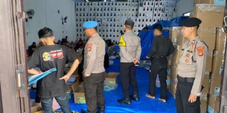 Wakapolres Pringsewu Pantau Pengamanan Proses Pelipatan Surat Suara Pemilu di Gudang Logistik KPU.