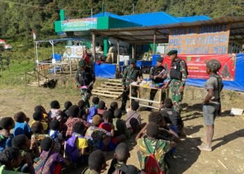 Pembagian Alat Tulis Untuk Anak-anak Sekolah Darurat Pos Mayuberi Satgas TNI 300 Siliwangi