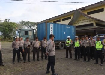 Polres Langkat Lakukan Pengamanan pendistribusian Logistik Pemilu 2024 KPU Kabupaten Langkat.