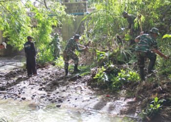 Cegah Banjir, Kodim Sragen Bersihkan Sampah di Sungai Guworejo