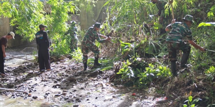 Cegah Banjir, Kodim Sragen Bersihkan Sampah di Sungai Guworejo