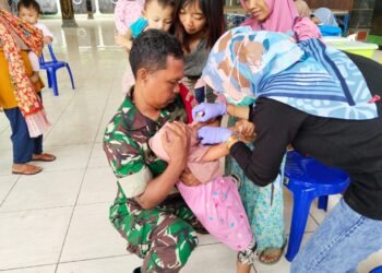 Peduli Kesehatan Anak Babinsa Singosari Turut Sukseskan PIN